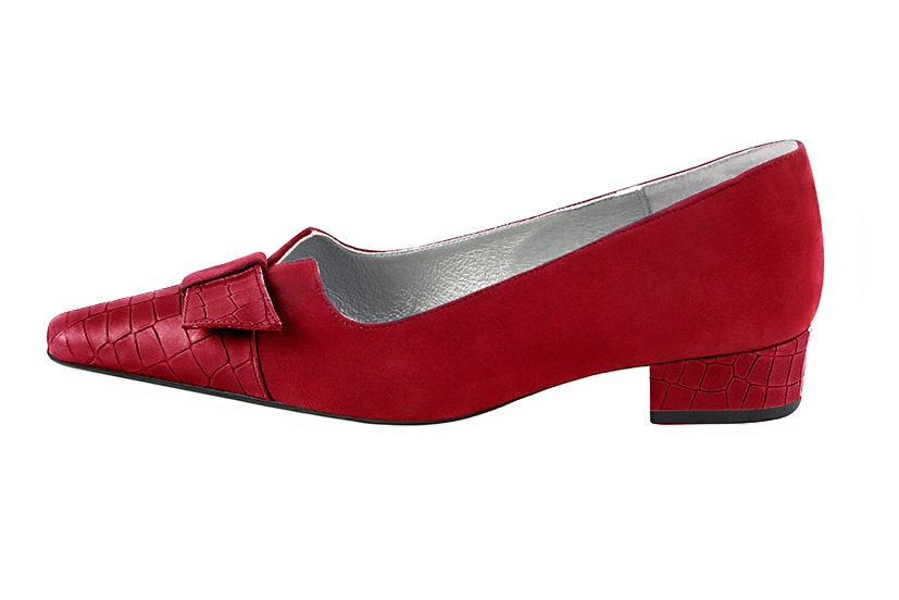 Cardinal red women's dress pumps, with a knot on the front. Tapered toe. Low block heels. Profile view - Florence KOOIJMAN